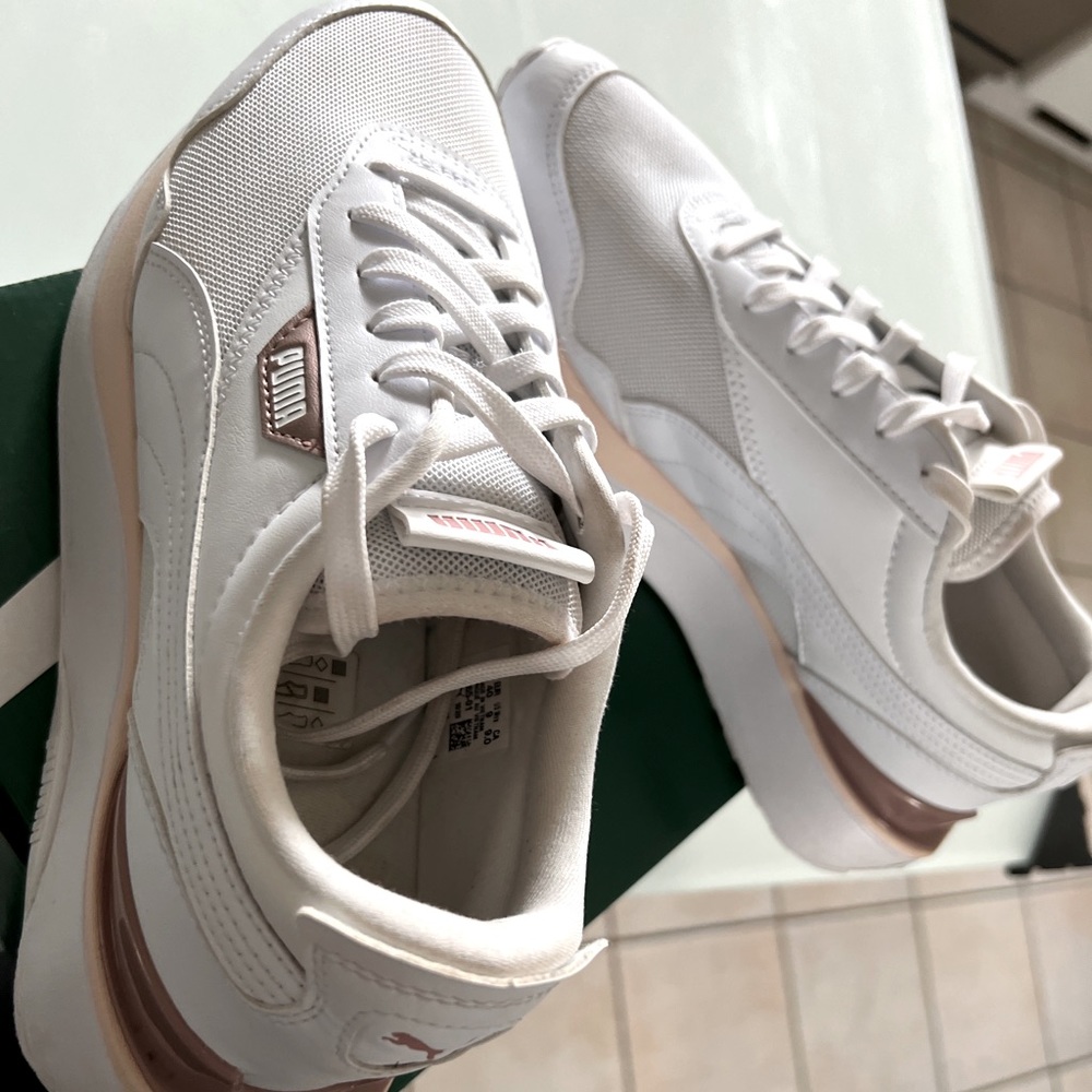 Puma sneakers (39- fit best 8.5) - Picture 2 of 6